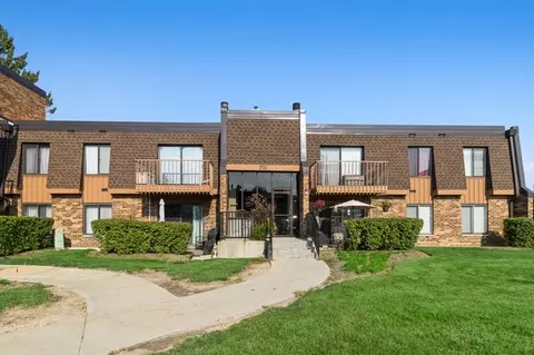 711 Tipperary Ct #2D, Schaumburg, IL 60193
