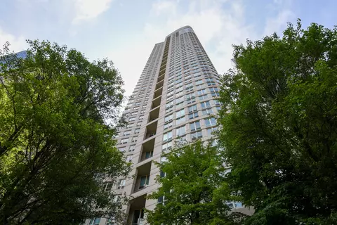 345 N La Salle Dr #1702, Chicago, IL 60654