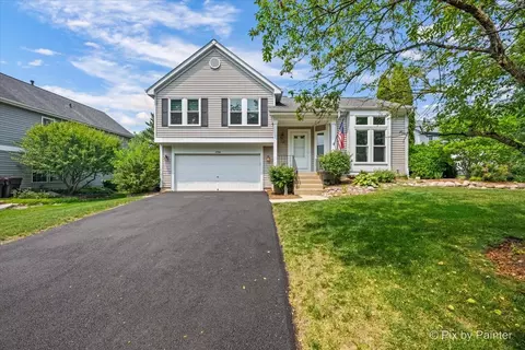 1756 Somerfield Ln, Crystal Lake, IL 60014