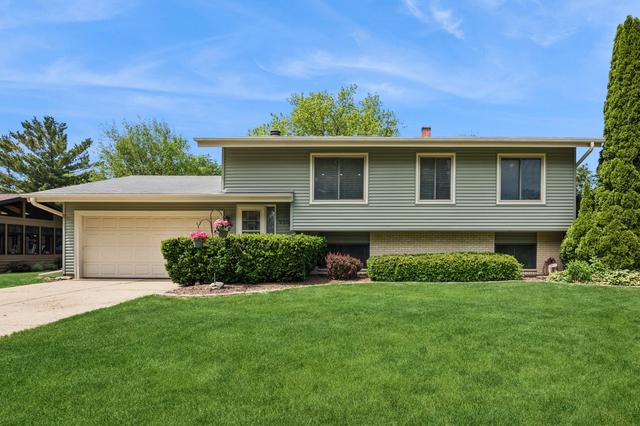 930 Camelot Dr, Crystal Lake, IL 60014