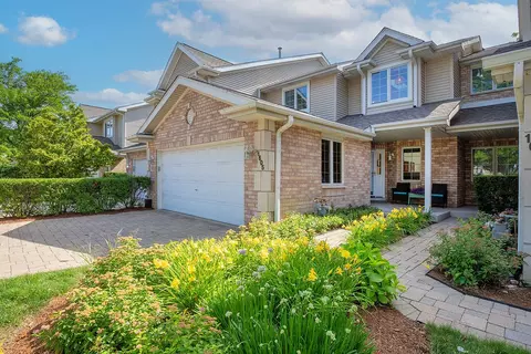 1605 Park Ridge Pt, Park Ridge, IL 60068
