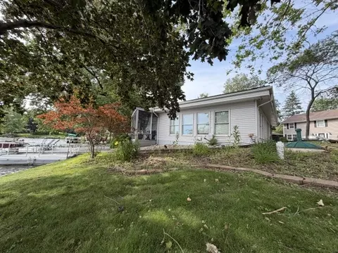 1511 W Point Dr, Mahomet, IL 61853