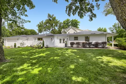 132 Mohawk Dr, Clarendon Hills, IL 60514