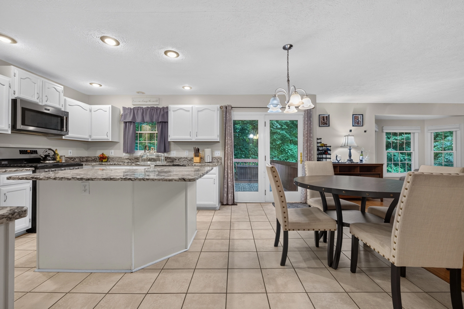 2 Scenic Pt, Bloomington, IL 61701 photo 4