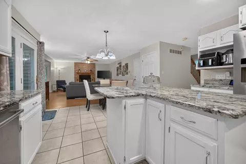 2 Scenic Pt, Bloomington, IL 61701 photo 8