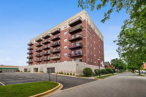 1650 Riverwoods Dr #402, Melrose Park, IL 60160