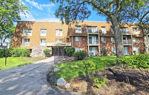 1 Villa Verde Dr #305, Buffalo Grove, IL 60089