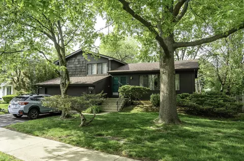 770 Yosemite Trl, Roselle, IL 60172