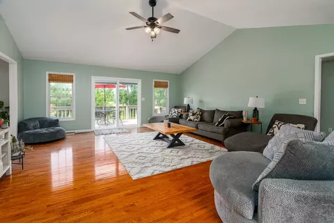 Living - 2504 Saddle Ln, Marion, IL 62959 photo 2 of 3