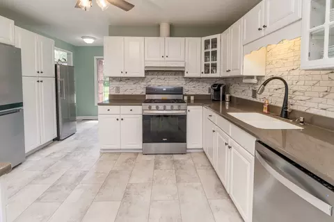 Kitchen - 2504 Saddle Ln, Marion, IL 62959 photo 3 of 6