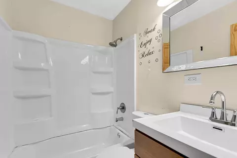 Bath - 16624 Oxford Dr, Markham, IL 60428 photo 1 of 1