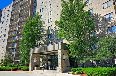 6340 Americana Dr #117, Willowbrook, IL 60527
