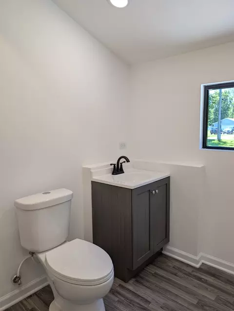 Bath - 206 E Jefferson St, Gardner, IL 60424 photo 3 of 3