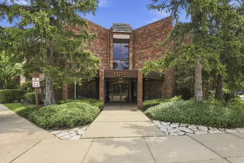 925 Spring Hill Dr #212, Northbrook, IL 60062