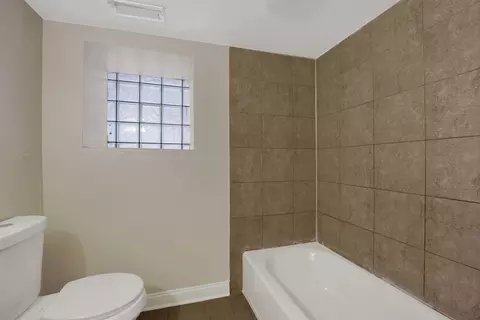 Bath - 614 S Loomis St #1, Chicago, IL 60607 photo 3 of 3