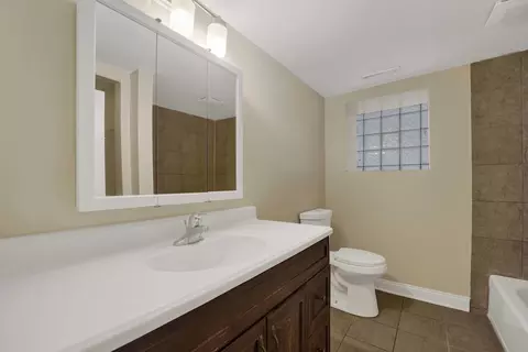 Bath - 614 S Loomis St #1, Chicago, IL 60607 photo 2 of 3