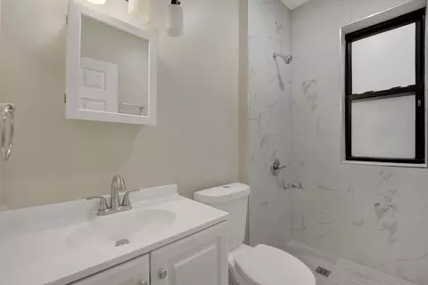 Bath - 614 S Loomis St #1, Chicago, IL 60607 photo 1 of 3