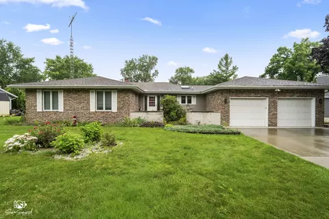 5878 Rose Cir, Saint Anne, IL 60964