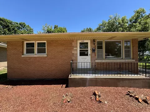 1329 Eastview Dr, Waukegan, IL 60085