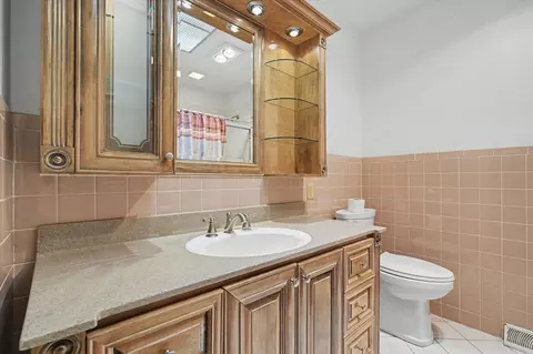 Bath - 304 Cherokee Dr, Georgetown, IL 61846 photo 2 of 4