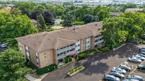 920 Beau Dr #112, Des Plaines, IL 60016
