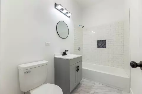 Bath - 1421 E 69th Pl, Chicago, IL 60637 photo 1 of 2
