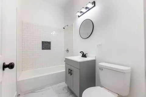 Bath - 1421 E 69th Pl, Chicago, IL 60637 photo 2 of 2