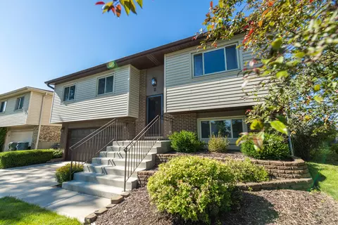2 Oakwood Dr, Elk Grove Village, IL 60007