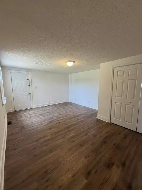 Living - 109 E 7th St, Metropolis, IL 62960 photo 4 of 5