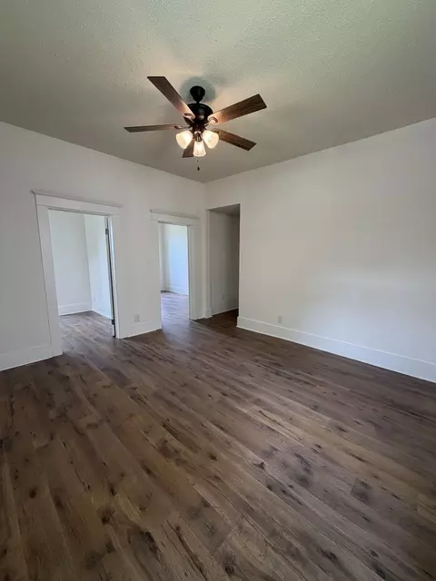 Living - 109 E 7th St, Metropolis, IL 62960 photo 2 of 5