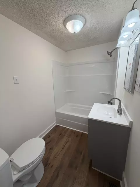 Bath - 109 E 7th St, Metropolis, IL 62960 photo 1 of 1