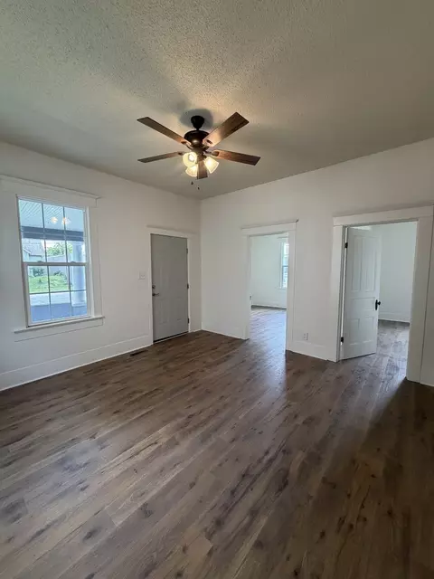 Living - 109 E 7th St, Metropolis, IL 62960 photo 3 of 5
