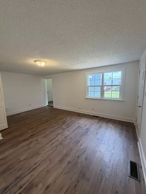 Living - 109 E 7th St, Metropolis, IL 62960 photo 5 of 5