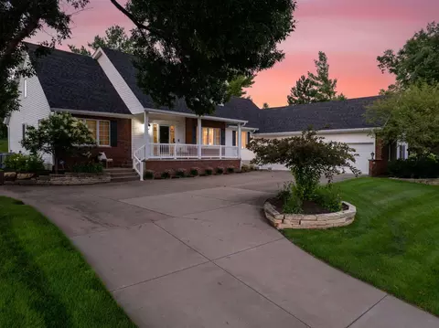 5018 Turnberry Ln, Davenport, IA 52807