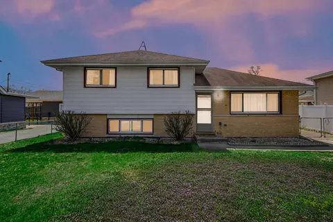 7305 W 75th St, Bridgeview, IL 60455 photo 3