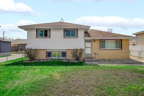 7305 W 75th St, Bridgeview, IL 60455 photo 2