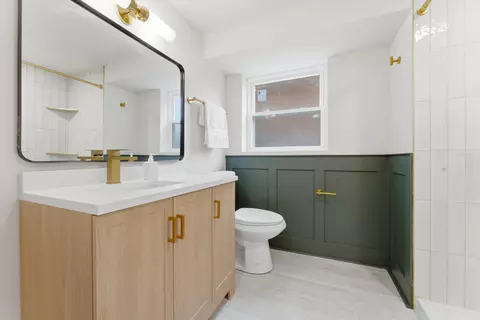 Bath - 11635 S Bishop St, Chicago, IL 60643 photo 6 of 8