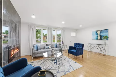 Living - 11635 S Bishop St, Chicago, IL 60643 photo 3 of 4