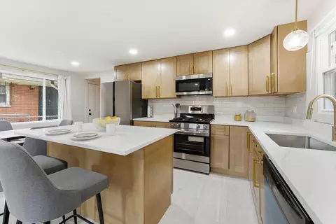 Kitchen - 11635 S Bishop St, Chicago, IL 60643 photo 1 of 4