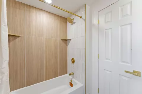 Bath - 11635 S Bishop St, Chicago, IL 60643 photo 4 of 8