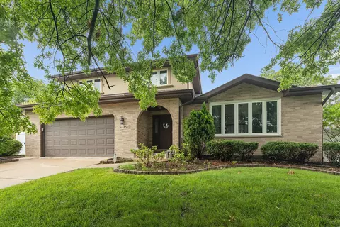 8850 W 98th Pl, Palos Hills, IL 60465