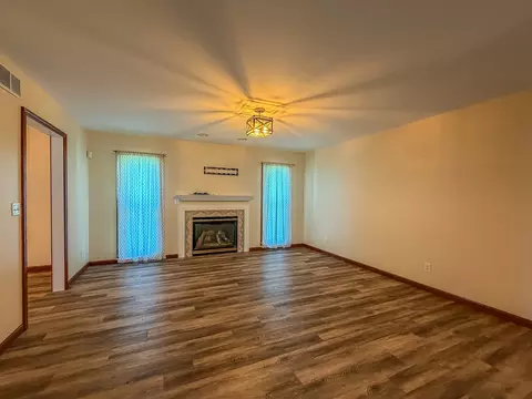 Living - 17 Lafayette Mdw, Mattoon, IL 61938 photo 1 of 2