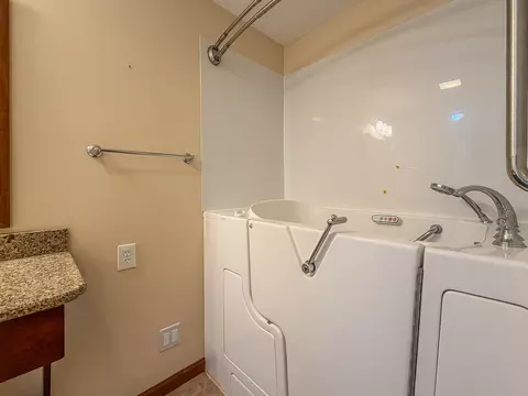 Bath - 17 Lafayette Mdw, Mattoon, IL 61938 photo 4 of 6