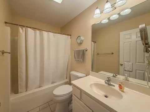 Bath - 17 Lafayette Mdw, Mattoon, IL 61938 photo 5 of 6