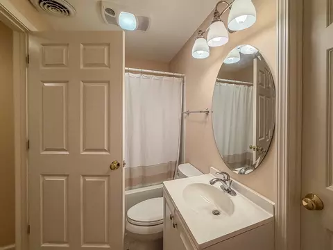 Bath - 17 Lafayette Mdw, Mattoon, IL 61938 photo 6 of 6