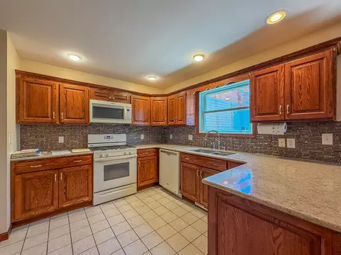 Kitchen - 17 Lafayette Mdw, Mattoon, IL 61938 photo 1 of 2