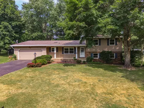 4982 Camelback Rd, Heyworth, IL 61745