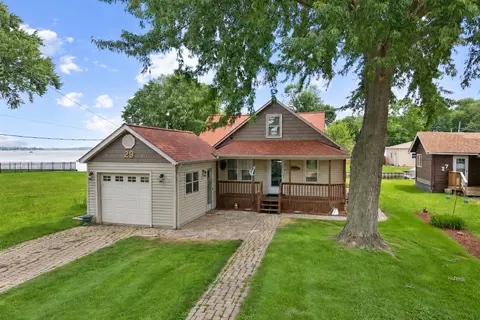 29 Atwater Pkwy, Fox Lake, IL 60020