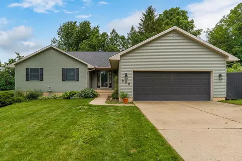 220 Benton St, Le Claire, IA 52753