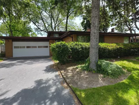 1211 Blackthorn Ln, Deerfield, IL 60015